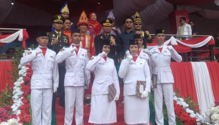 Bupati Konut Berikan Piagam Penghargaan Kepada Sekolah Kreatif dan Guru di Momen Hardiknas 2025
