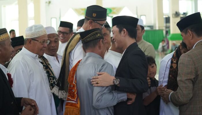 Bersama Wakilnya, Bupati Konawe Utara Laksanakan Sholat Idul Adha 1446 H Hadirkan kebersamaan