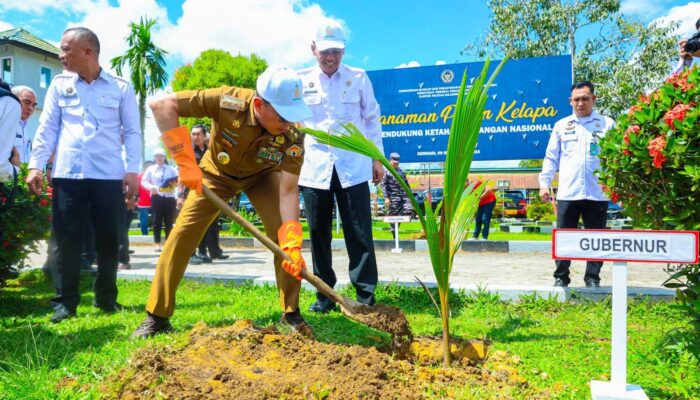 Gubernur Sultra Ikut Tanam Pohon Serentak di Lapas Kendari, Salurkan Bantuan untuk Warga Binaan dan Masyarakat