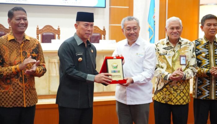 ASR Serahkan Sertifikat Lahan 20 Hektare untuk Pembangunan Sekolah Unggul Garuda di Konawe Selatan