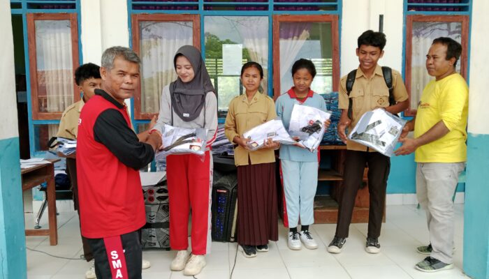 SMA Negeri 1 Tikep Terima Bantuan Seragam dari Pemprov Sultra, Siswa Kurang Mampu Jadi Prioritas