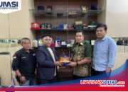 JMSI Sultra Anugerahkan Award kepada Plt Rektor UHO sebagai Pelopor Inovasi Akademik dan Keterbukaan Informasi