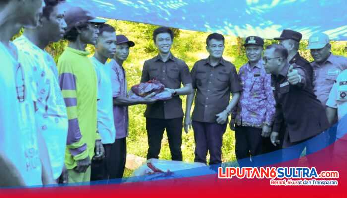 Bupati Konut Kembali Turun Langsung Serahkan Bantuan kepada Korban Puting Beliung di Padalere Utama